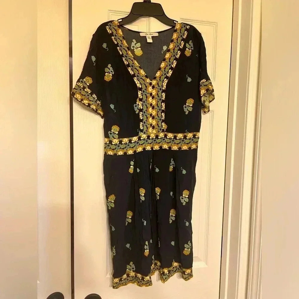 Ella moon midi dress, has pockets and zipper. Size M